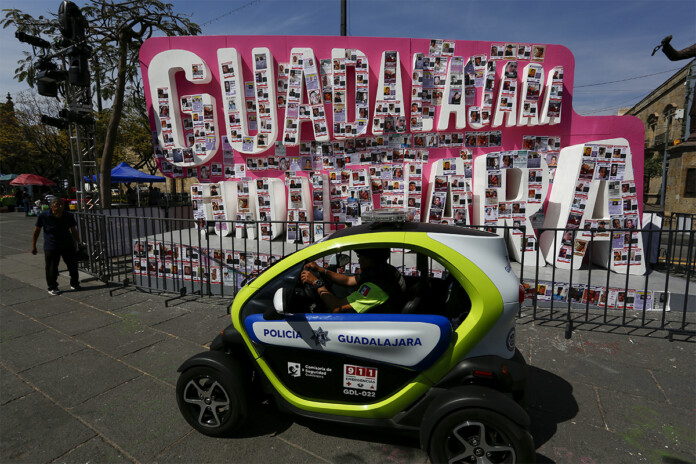 Jalisco Aquí no hay nada que celebrar: Colectivo Luz de Esperanza protesta durante la celebración de los 481 años de la fundación de Guadalajara