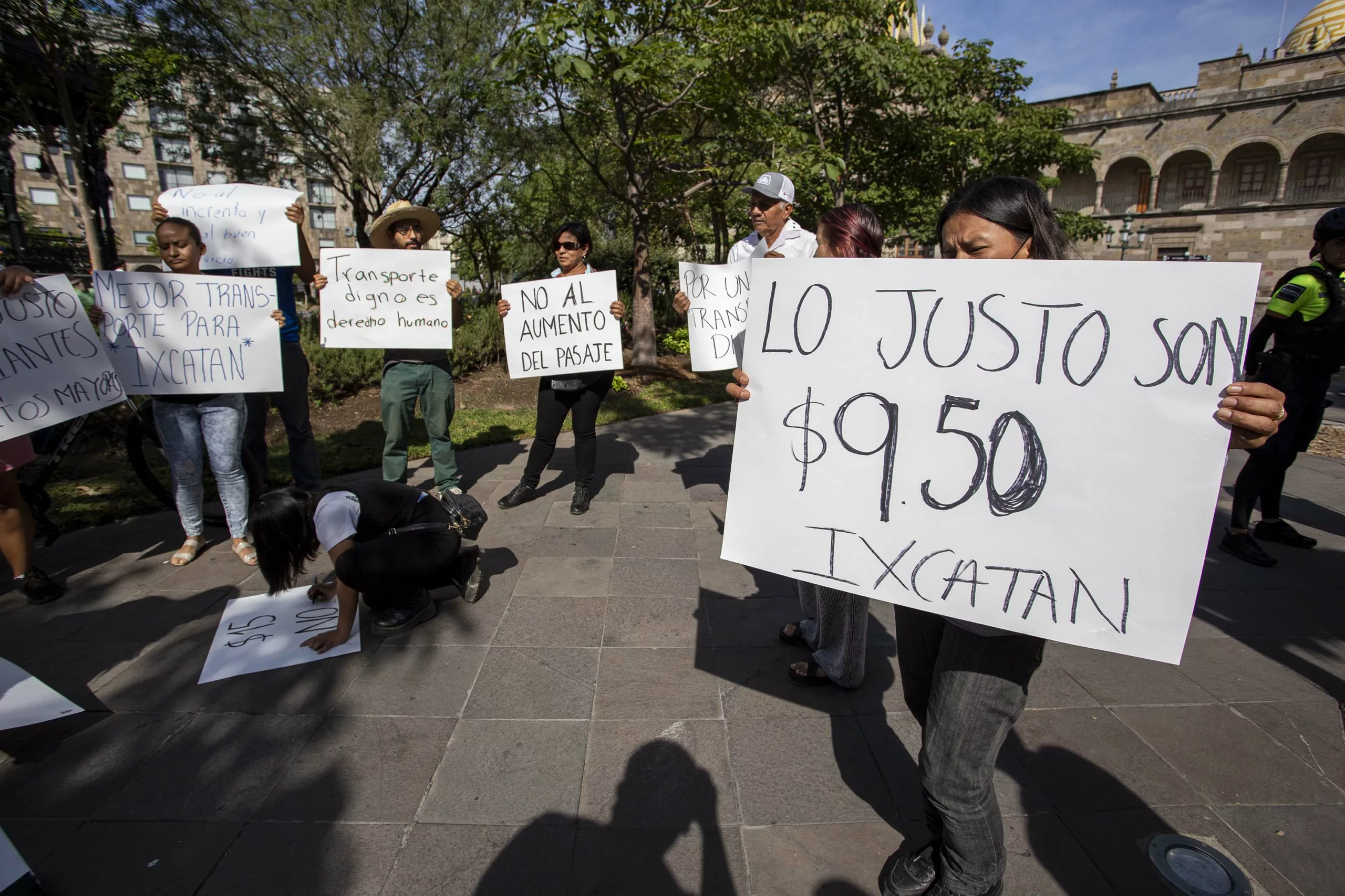 “No al pasaje de 15 pesos”: habitantes del norte de Zapopan protestan por aumento injustificado de tarifas de camiones