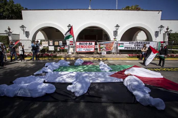 Marchan en repudio al silencio del Gobierno de Jalisco ante la Guerra en Palestina