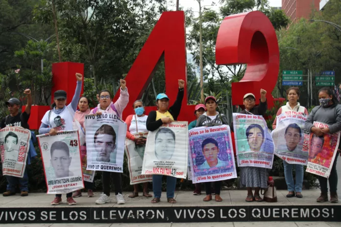 Padres de los 43 denuncian división y llaman a la unidad en Asamblea Nacional Popular