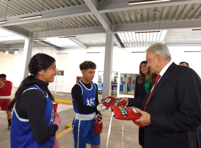 AMLO inaugura bachillerato técnico y deportivo en Tepito