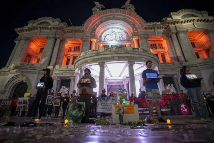 Colectivos realizan velada por los toros frente al Palacio de Bellas Artes