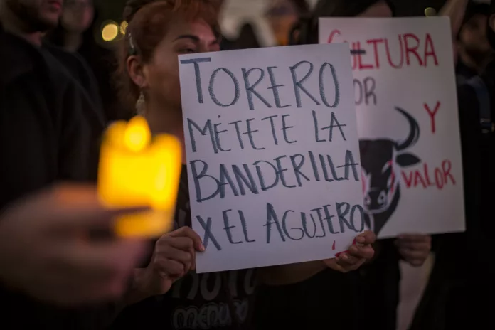 Colectivos realizan velada por los toros frente al Palacio de Bellas Artes