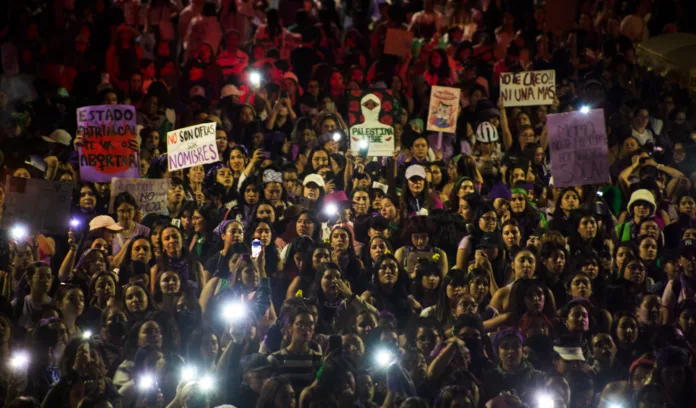 Miles de mujeres se movilizaron este 8 de marzo en Guadalajara para conmemorar el Día Internacional de la Mujer y exigir justicia e igualdad de género. Se estima que la participación superó las 25 mil personas, convirtiéndola en una de las marchas más concurridas en la historia de la ciudad.