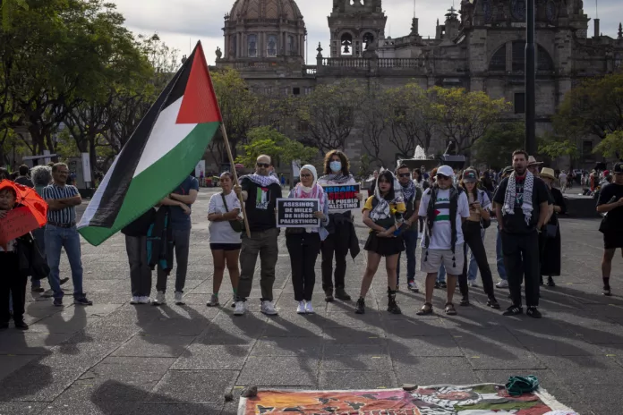 En Guadalajara se unen a la Acción Mundial por Palestina Libre exigiendo el fin de los bombardeos en Gaza