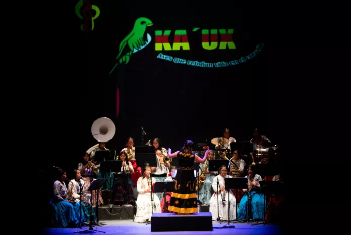 La Banda Femenil Ka’Ux llena de ritmo y lucha el Teatro de la Ciudad