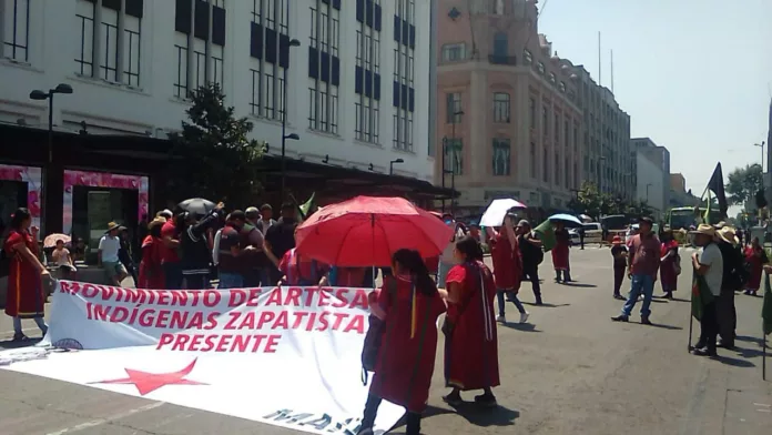 Indígenas triquis residentes en la CDMX se movilizan por espacios de trabajo