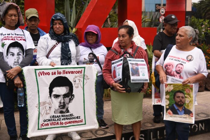 Madres y padres de los 43 exigen respuesta al presidente en segunda jornada de lucha