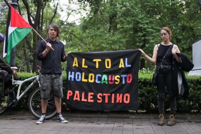 En el marco de Acción Global por Palestina, manifestantes se reunieron en la Estela de Luz para denunciar el fin del genocidio en el territorio palestino y pedir justicia para dos simpatizantes de Palestina que resultaron heridos en Polanco hace dos semanas.