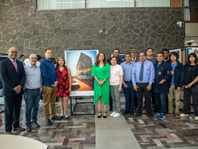 La Universidad Nacional Autónoma de México abrió sus puertas a la fotógrafa Clara Araujo Cruz en las instalaciones de la Biblioteca Central en Ciudad Universitaria.