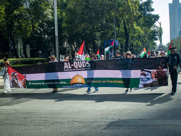 Desde el río hasta el mar Palestina vencerá: expresaron los manifestantes en las calles principales de la ciudad de México .