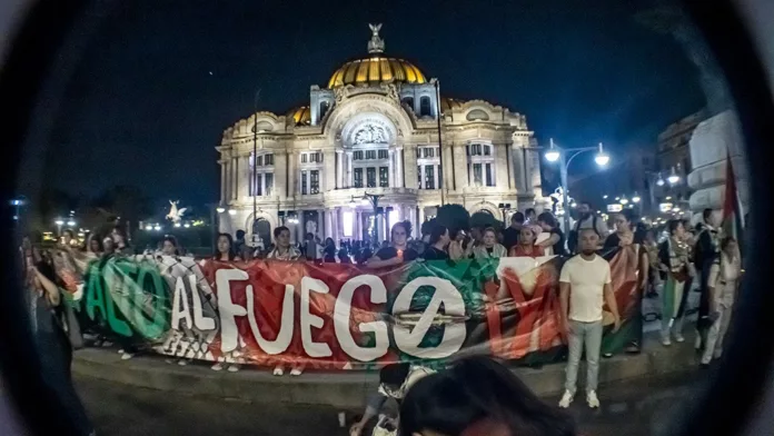 Se llevó a cabo en el Ángel de la Independencia la marcha “Una Luz por Palestina” para mostrar apoyo al pueblo palestino, dónde mujeres portaban antorchas y velas en un gesto simbólico de calidez y acompañamiento a las víctimas en Gaza.