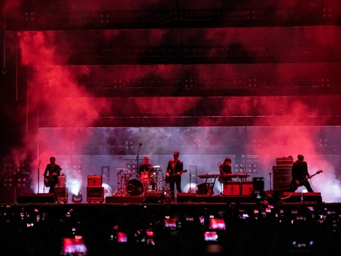 Interpol reúne a 160 mil asistentes en concierto gratuito en el Zócalo capitalino