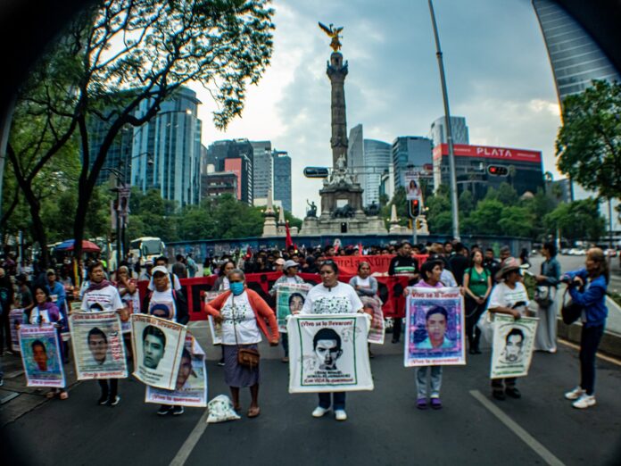 En la 115 Acción Global por Ayotzinapa y México, familiares de los 43 normalistas desaparecidos solicitaron al presidente Andrés Manuel López Obrador una reunión antes de las elecciones presidenciales para conocer avances en la investigación. Ante su descontento por la falta de acción, instalaron un plantón frente a Palacio Nacional para exigir la verdad y justicia para los desaparecidos.