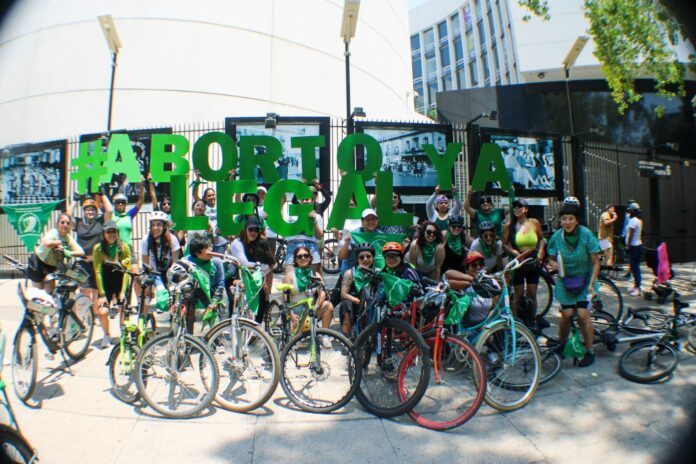 Con bicicletas, patines y pañuelos verdes, activistas a favor del derecho a decidir se congregaron en una rodada que partió desde el Senado de la República, con el fin de exigir la eliminación de la penalización del aborto en el Código Penal Federal y la celebración de los 17 años del aborto legal, seguro y gratuito en Ciudad de México (CDMX).