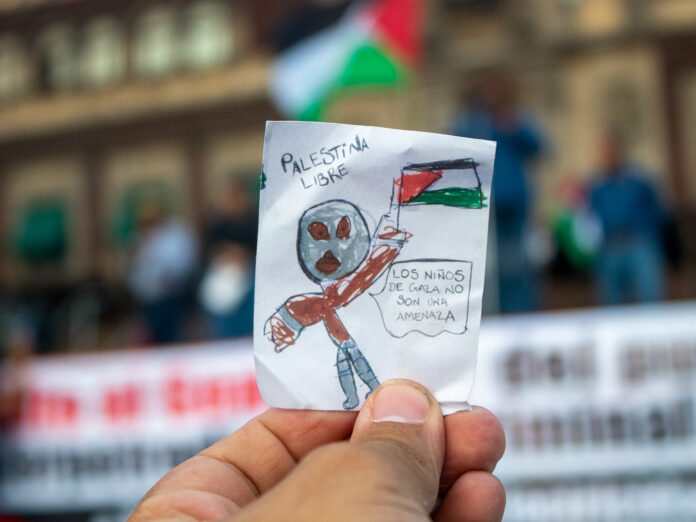 Estudiantes de las universidades y colectivos marcharon en la Ciudad de México por el aniversario número 76 de la Nakba en que se conmemora la catástrofe en la que 700,000 palestinos fueron desterrados de lo que hoy es el estado de Israel.