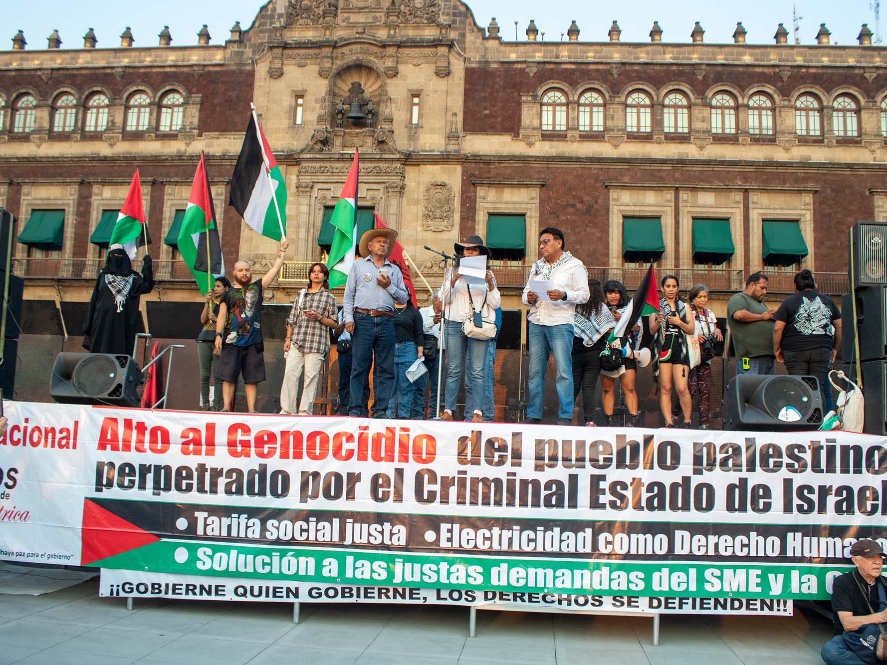 Estudiantes de las universidades y colectivos marcharon en la Ciudad de México por el aniversario número 76 de la Nakba en que se conmemora la catástrofe en la que 700,000 palestinos fueron desterrados de lo que hoy es el estado de Israel.