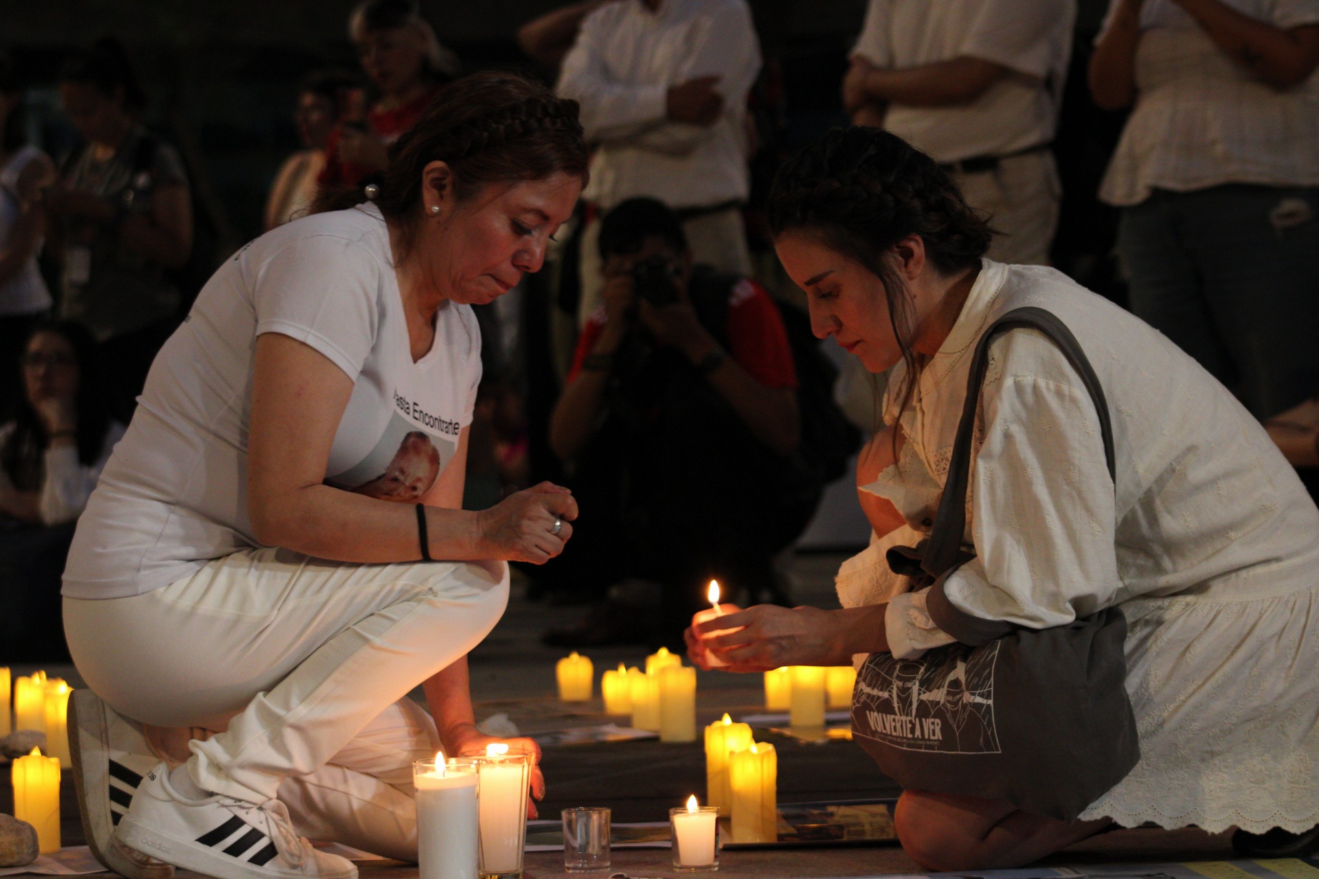 Velada por la conmemoración de la memorias de familiares que se han ido sin encontrar a sus seres queridos. Fotografías por Astrid Salgado. 