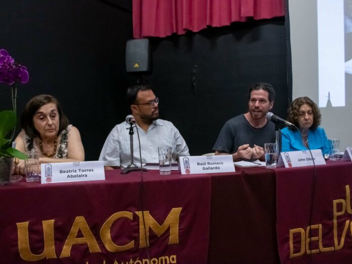 La UACM en el plantel Del Valle, marcó el inicio de la Jornada por Ayotzinapa con una mesa de diálogo titulada 