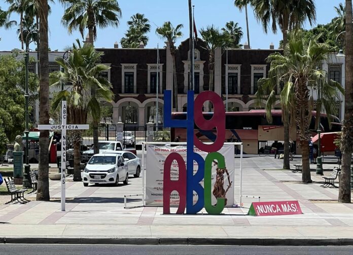 Madres y padres de la Guardería ABC instalan Antimonumento en Hermosillo