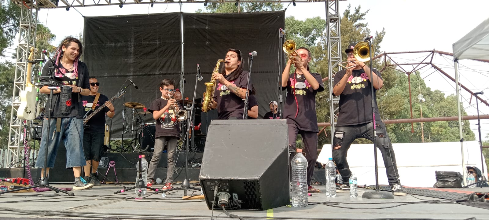 Foto: Moisés Franco | Anxolotes y el 'niño trompeto' en 18 los 18 años de La Faro Tláhuac