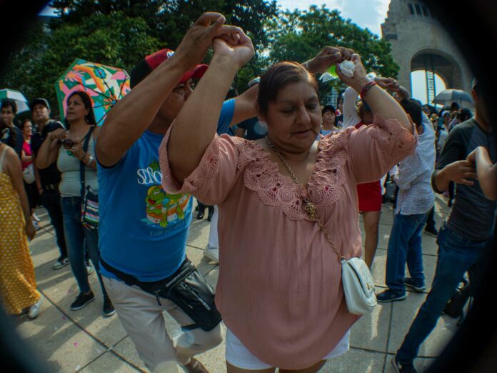 El Monumento a la Revolución fue escenario para llevar a cabo el Gran Baile en honor a todas las mamás, contando con la presentación de diversos grupos de cumbia y salsa. En esta ocasión, las madres presentes solicitaron la resignificación de su labor diaria, destacando la importancia de su reconocimiento en un periodo extendido de todos los días.