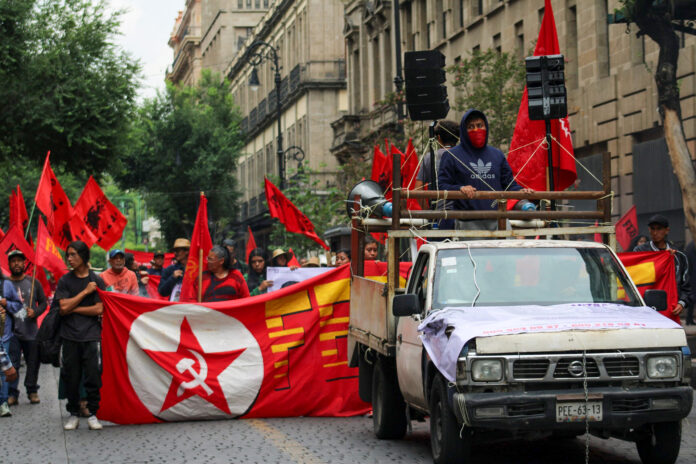 Familiares y colectivos encabezados por el Frente de Escuela Democráticas Febrero-25 marcharon desde el Monumento a la Revolución para exigir respuesta del paradero de Félix Emiliano Jiménez Pérez, maestro desaparecido desde 20 de junio del 2024.