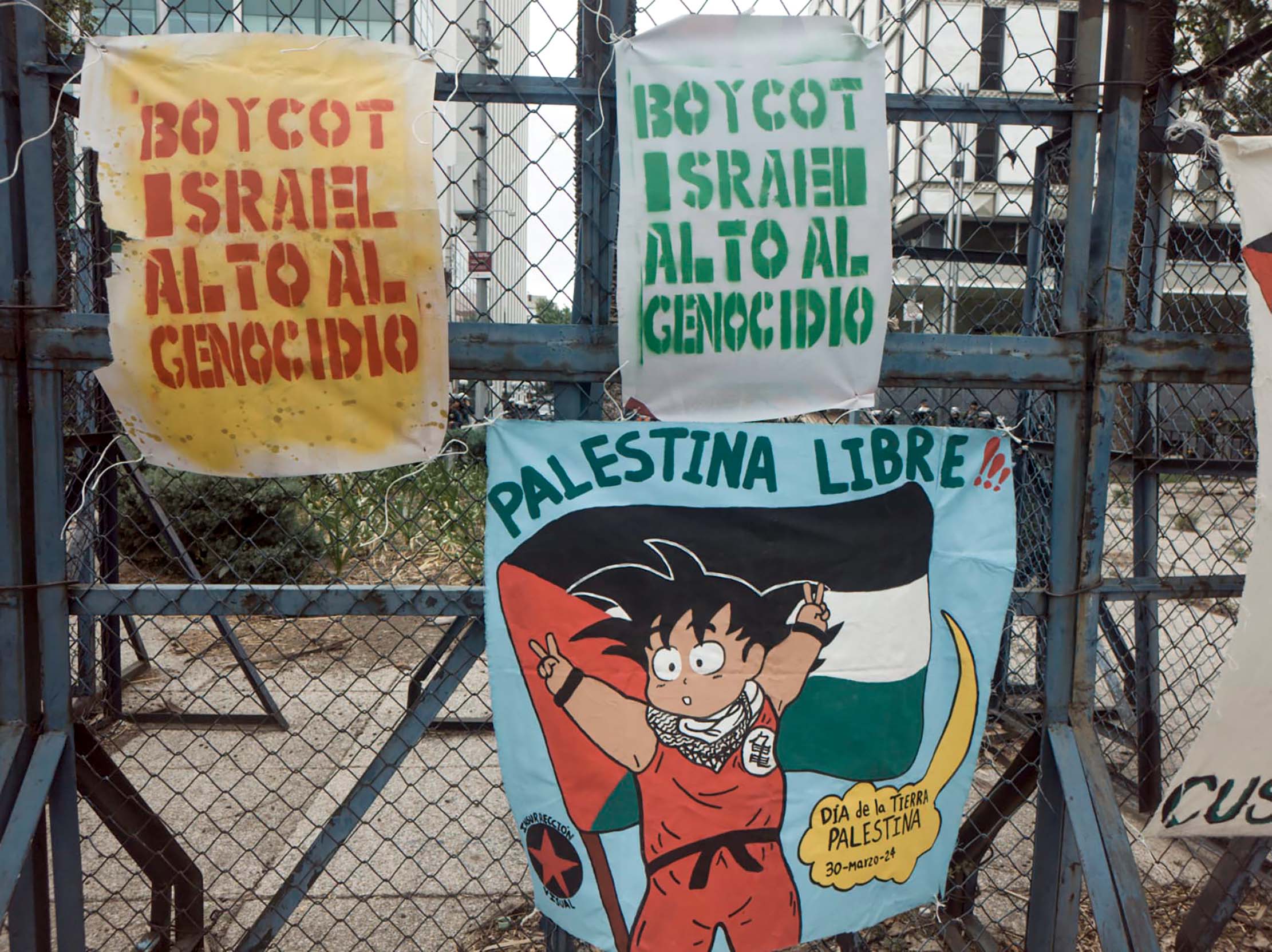 Al compás de melodías y ritmos corporales frente a la Embajada de Estados Unidos, colectivos y organizaciones formaron una Ola de Paz en México para denunciar el continuo genocidio perpetrado por las fuerzas armadas de Israel en Palestina.