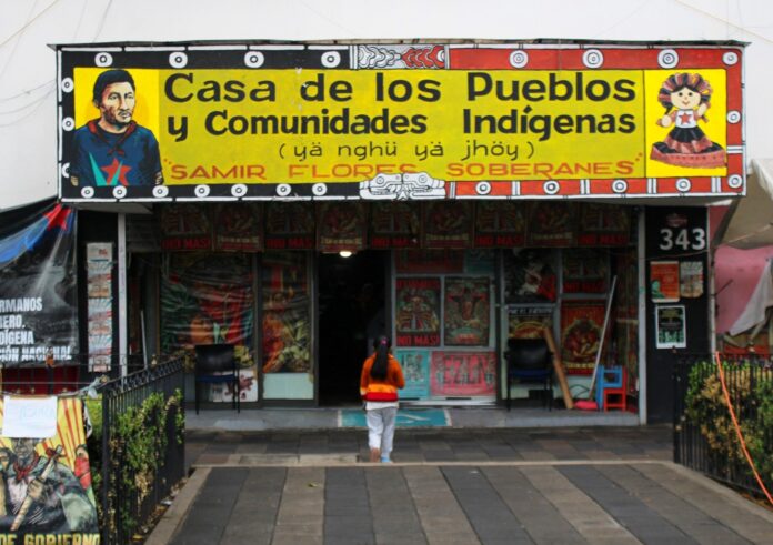 Se levantó el bloqueo en la Avenida México, Coyoacán, ante la falta de resolución a las demandas realizadas por la Comunidad Otomí. Anunciaron la conclusión de las mesas de diálogo con el Jefe de Gobierno Batres Guadarrama y su permanencia indefinida en Casa de los Pueblos y Comunidades Indígenas “Samir Flores Soberanes