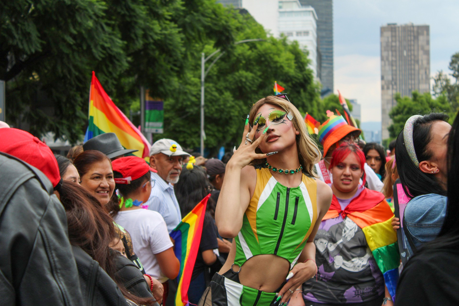 En la lucha por una diversidad libre de prejuicios, la cultura Drag se hizo presente en el Pride 2024 de la Ciudad de México, expresando su deseo de ser visibilizada a través de coloridas y brillantes manifestaciones pertenecientes a la comunidad LGBTIQA+.