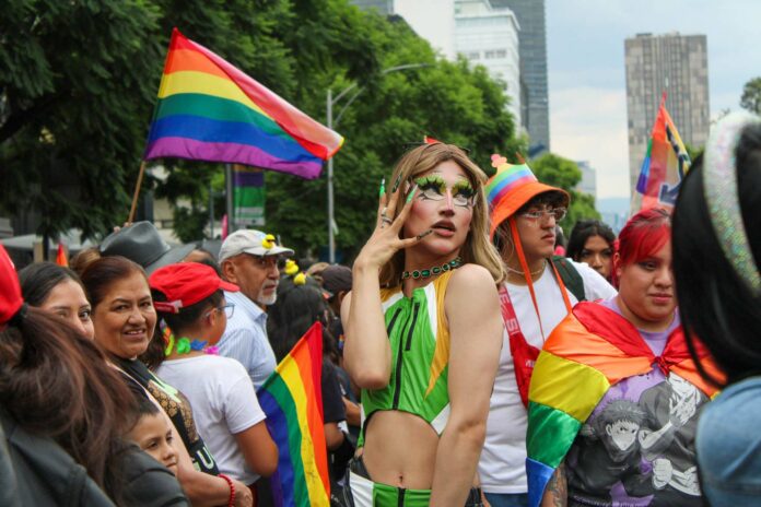 En la lucha por una diversidad libre de prejuicios, la cultura Drag se hizo presente en el Pride 2024 de la Ciudad de México, expresando su deseo de ser visibilizada a través de coloridas y brillantes manifestaciones pertenecientes a la comunidad LGBTIQA+.