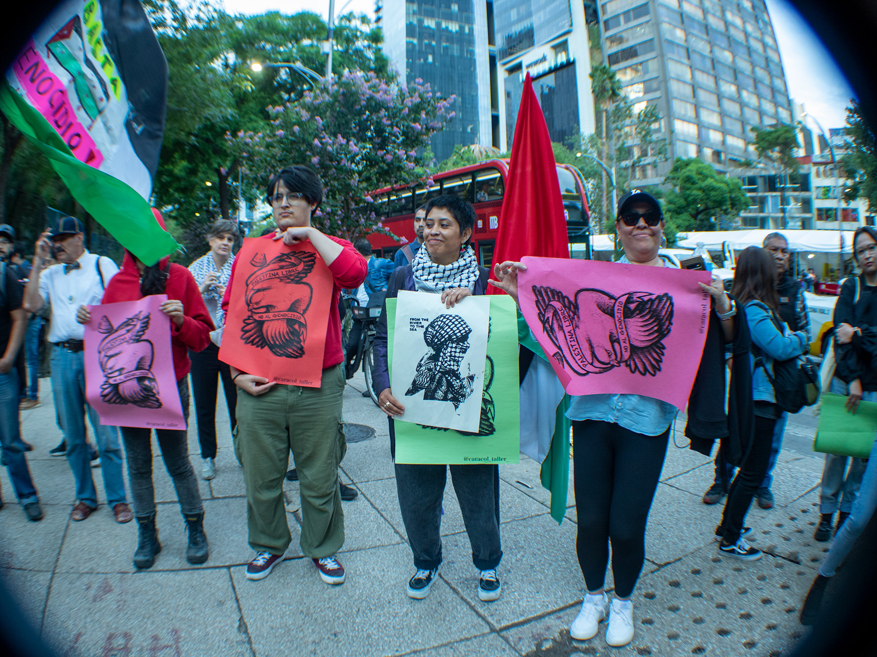 Al compás de melodías y ritmos corporales frente a la Embajada de Estados Unidos, colectivos y organizaciones formaron una Ola de Paz en México para denunciar el continuo genocidio perpetrado por las fuerzas armadas de Israel en Palestina.