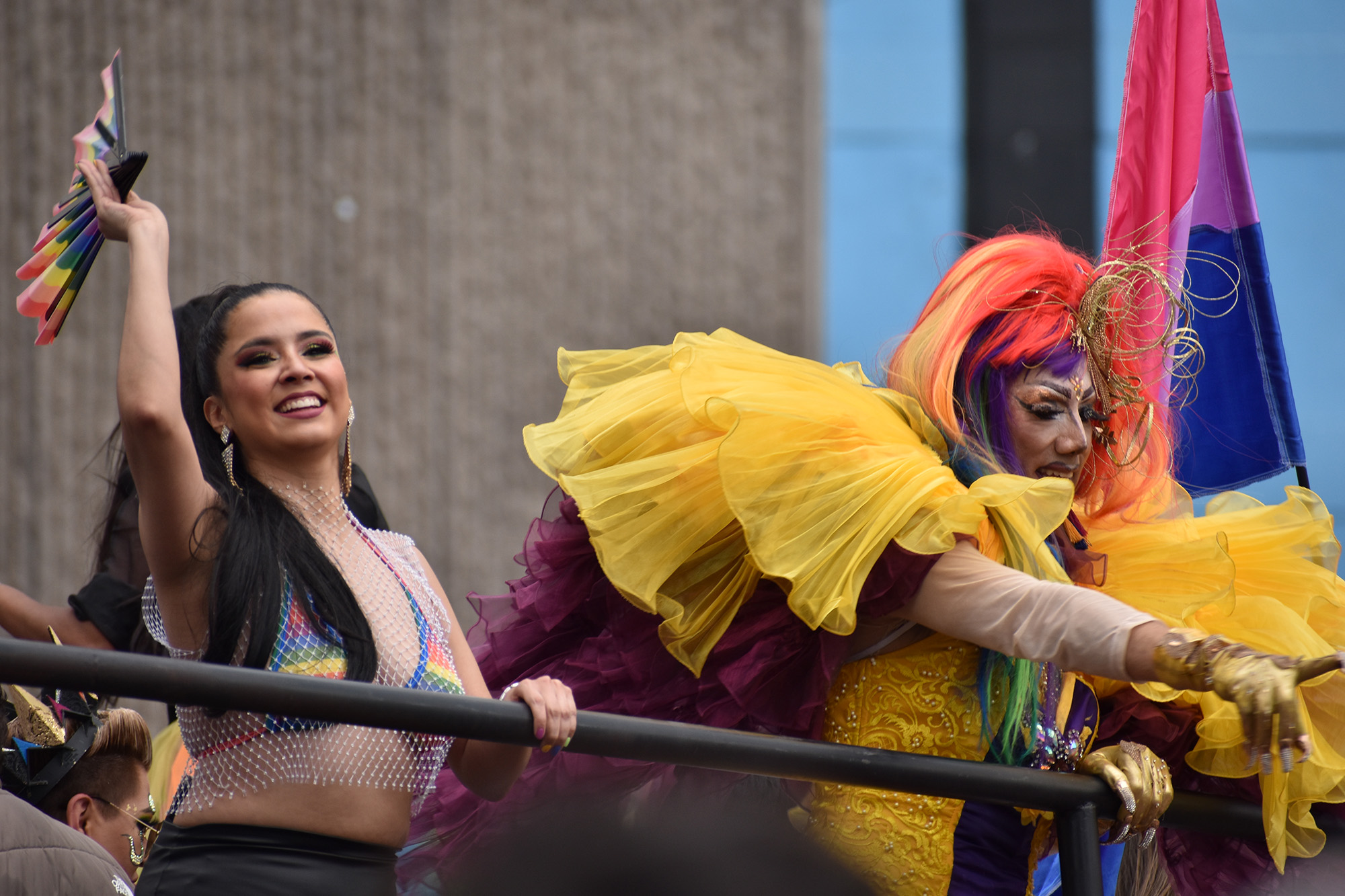 En la lucha por una diversidad libre de prejuicios, la cultura Drag se hizo presente en el Pride 2024 de la Ciudad de México, expresando su deseo de ser visibilizada a través de coloridas y brillantes manifestaciones pertenecientes a la comunidad LGBTIQA+.