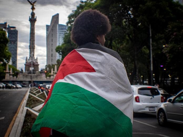 Al compás de melodías y ritmos corporales frente a la Embajada de Estados Unidos, colectivos y organizaciones formaron una Ola de Paz en México para denunciar el continuo genocidio perpetrado por las fuerzas armadas de Israel en Palestina.