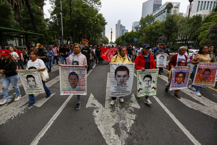 Familiares de los 43 critican al gobierno federal por falta de transparencia en el caso Ayotzinapa