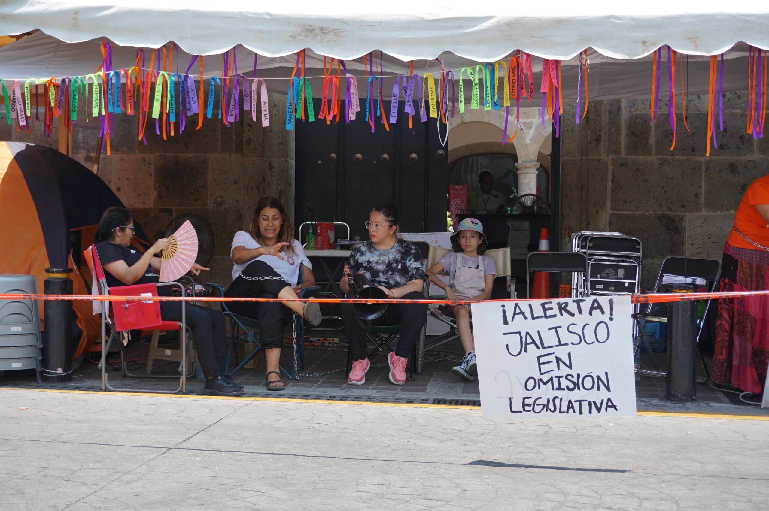 “No nos vamos a mover hasta que la #LeyVicaria se vote”: persiste huelga de hambre y campamento de madres en el Congreso de Jalisco