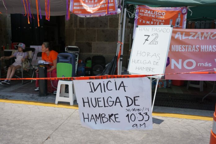 “No nos vamos a mover hasta que la #LeyVicaria se vote”: persiste huelga de hambre y campamento de madres en el Congreso de Jalisco