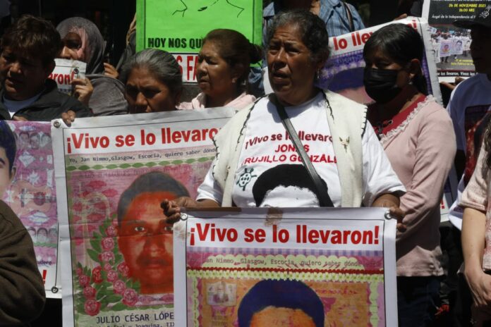 Foto: Tlachinollan | Padres de los 43 desaparecidos de Ayotzinapa, solicitaron al presidente la presencia de la Presidenta electa Claudia Sheinbaum Pardo, en la próxima reunión.