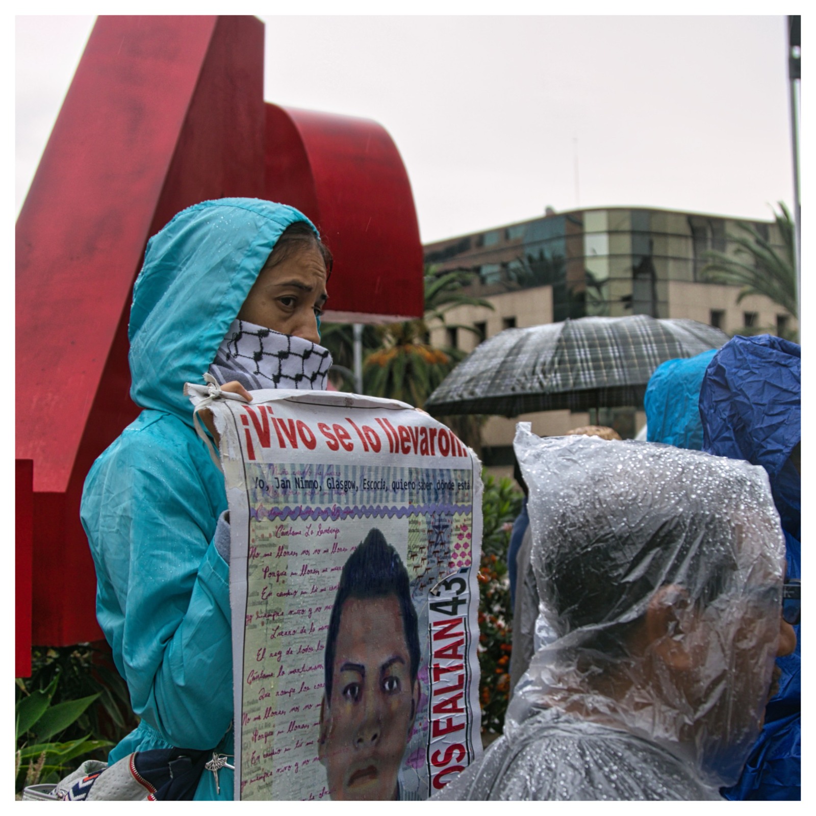 Familiares de los 43 desaparecidos en Ayotzinapa evidenciaron el encubrimiento de la participación militar a casi 10 años del crimen de Estado y la negligencia que hubo durante el periodo presidencial de Andrés Manuel López Obrador con el incumplimiento de promesas hacia los padres y madres.