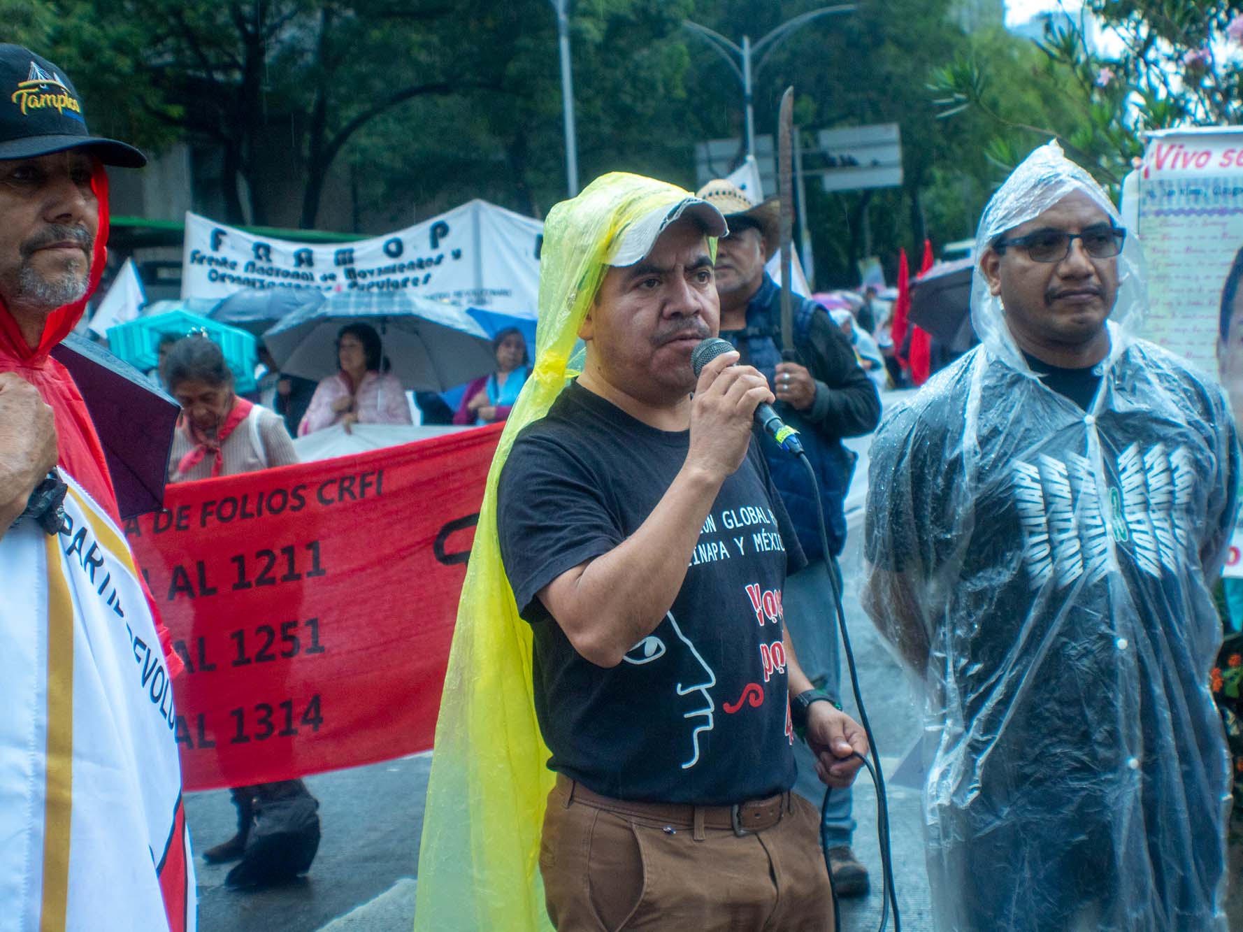 Familiares de los 43 desaparecidos en Ayotzinapa evidenciaron el encubrimiento de la participación militar a casi 10 años del crimen de Estado y la negligencia que hubo durante el periodo presidencial de Andrés Manuel López Obrador con el incumplimiento de promesas hacia los padres y madres.