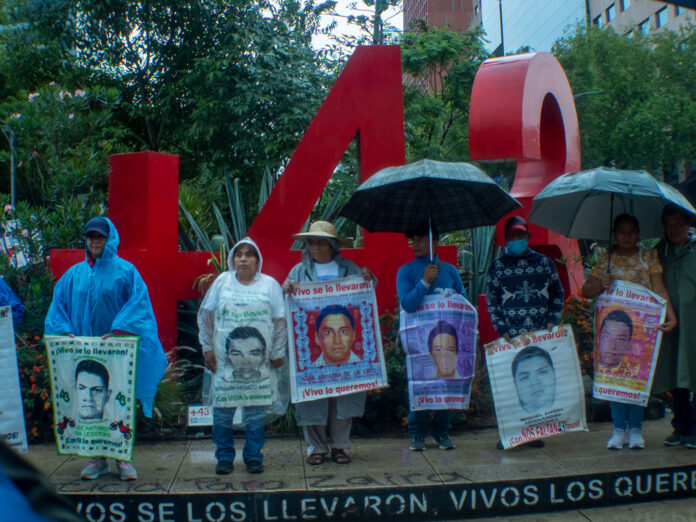 Familiares de los 43 desaparecidos en Ayotzinapa evidenciaron el encubrimiento de la participación militar a casi 10 años del crimen de Estado y la negligencia que hubo durante el periodo presidencial de Andrés Manuel López Obrador con el incumplimiento de promesas hacia los padres y madres.