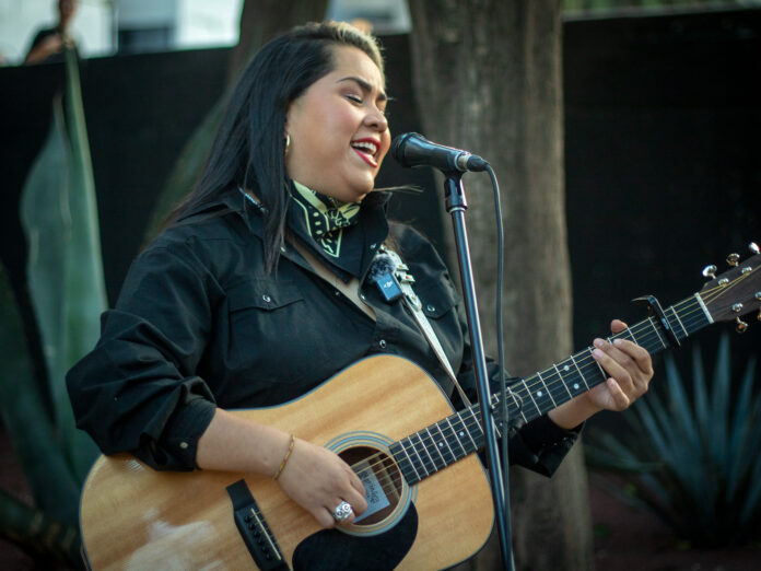 Frente al Monumento a la Revolución, la reconocida cantautora mexicana y destacada feminista Vivir Quintana ofreció un íntimo concierto acústico para mantener una cercanía especial con sus seguidores. Al momento, reafirmó su postura política a través de letras y estribillos como declaraciones musicales hacia las mujeres como la primera presidenta electa en México.