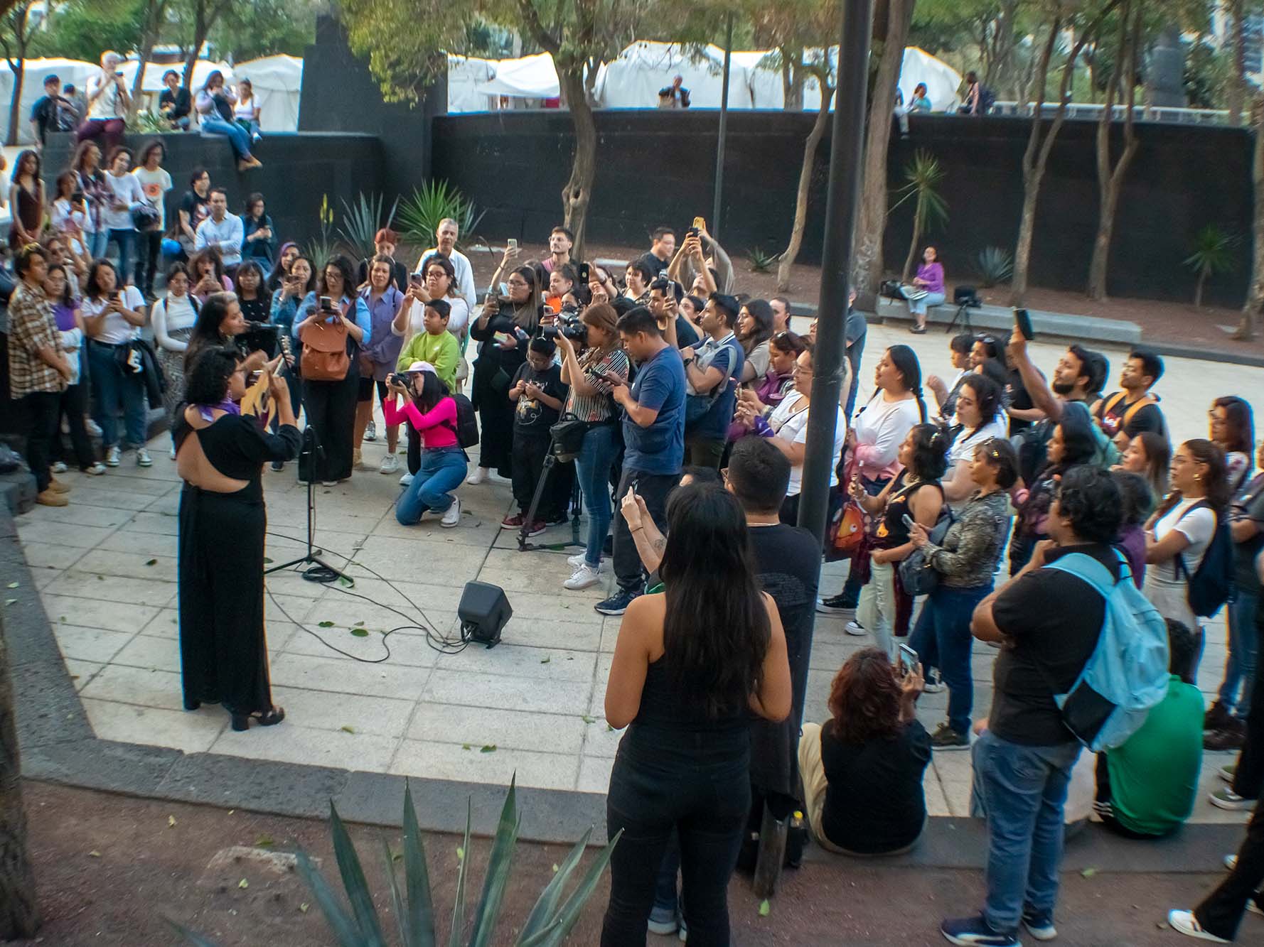 Frente al Monumento a la Revolución, la reconocida cantautora mexicana y destacada feminista Vivir Quintana ofreció un íntimo concierto acústico para mantener una cercanía especial con sus seguidores. Al momento, reafirmó su postura política a través de letras y estribillos como declaraciones musicales hacia las mujeres como la primera presidenta electa en México.