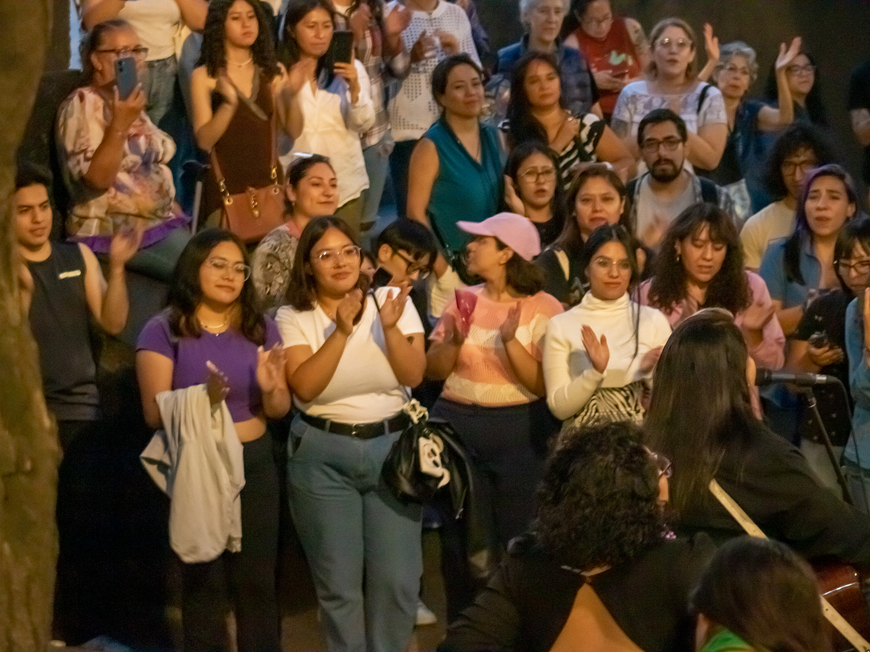 Frente al Monumento a la Revolución, la reconocida cantautora mexicana y destacada feminista Vivir Quintana ofreció un íntimo concierto acústico para mantener una cercanía especial con sus seguidores. Al momento, reafirmó su postura política a través de letras y estribillos como declaraciones musicales hacia las mujeres como la primera presidenta electa en México.