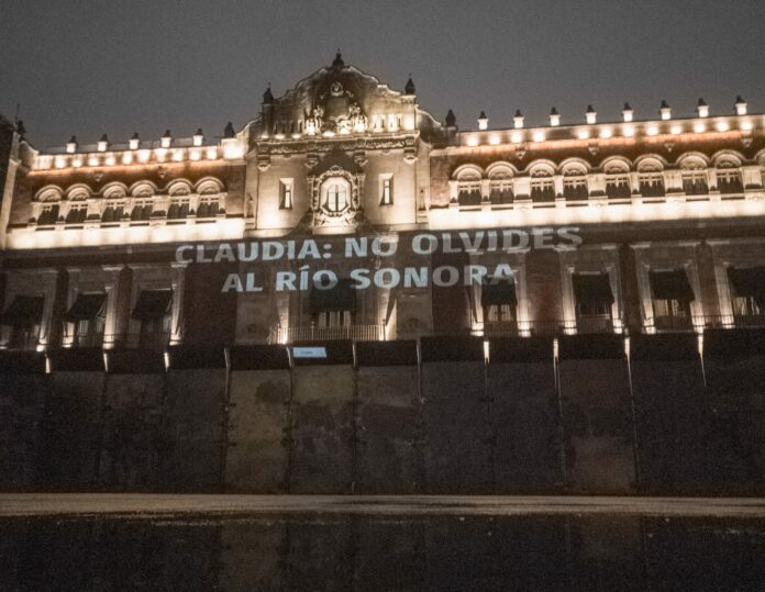 Comités de Cuenca Río Sonora evidenciaron la falta de acción efectiva por las autoridades federales y estatales a través de mensajes proyectados en Palacio Nacional. A su vez, se le exigió a Claudia Sheinbaum justicia para los afectados por el desastre natural en los ríos Sonora y Bacanuchi desde 2014.