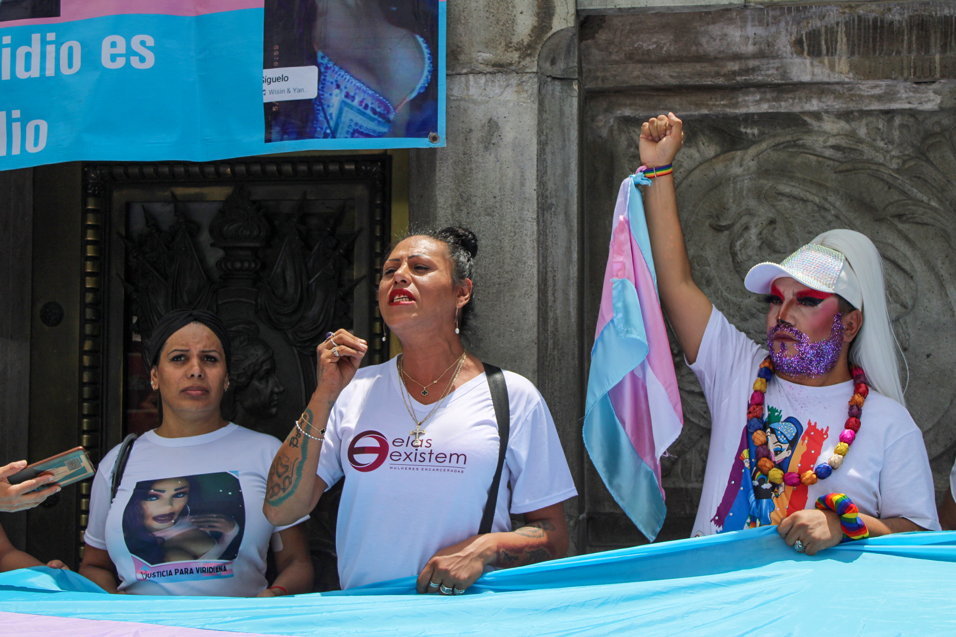 Con banderas en alto, comunidad trans al grito de "¡si se pudo, si se pudo!" y "¡aquí está la resistencia trans!" reconoció la Ley Paola Buenrostro en el Ángel de la Independencia. Kenya Cuevas, en un acto de reivindicación por los derechos humanos, enfatizó la importancia de no celebrar, sino de evidenciar el avance logrado.