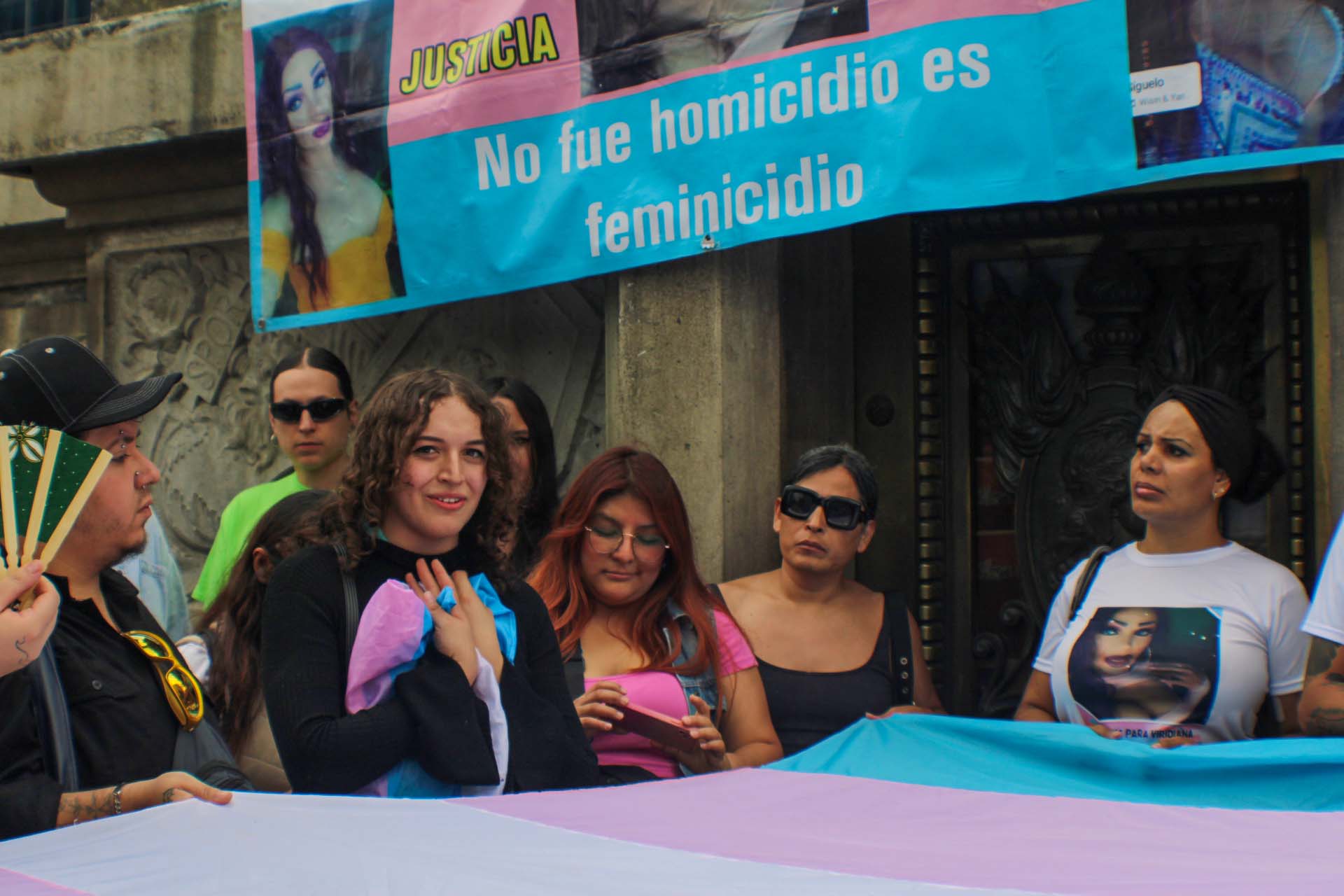 Con banderas en alto, comunidad trans al grito de "¡si se pudo, si se pudo!" y "¡aquí está la resistencia trans!" reconoció la Ley Paola Buenrostro en el Ángel de la Independencia. Kenya Cuevas, en un acto de reivindicación por los derechos humanos, enfatizó la importancia de no celebrar, sino de evidenciar el avance logrado.