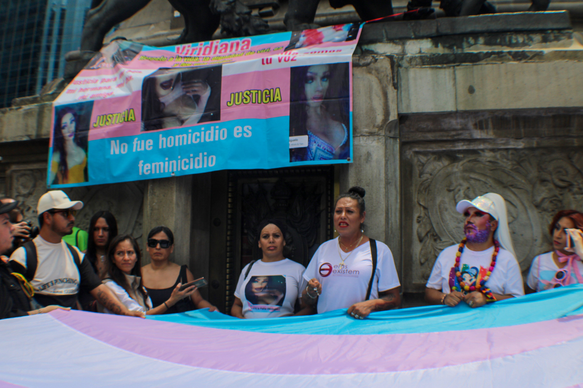 Con banderas en alto, comunidad trans al grito de "¡si se pudo, si se pudo!" y "¡aquí está la resistencia trans!" reconoció la Ley Paola Buenrostro en el Ángel de la Independencia. Kenya Cuevas, en un acto de reivindicación por los derechos humanos, enfatizó la importancia de no celebrar, sino de evidenciar el avance logrado.