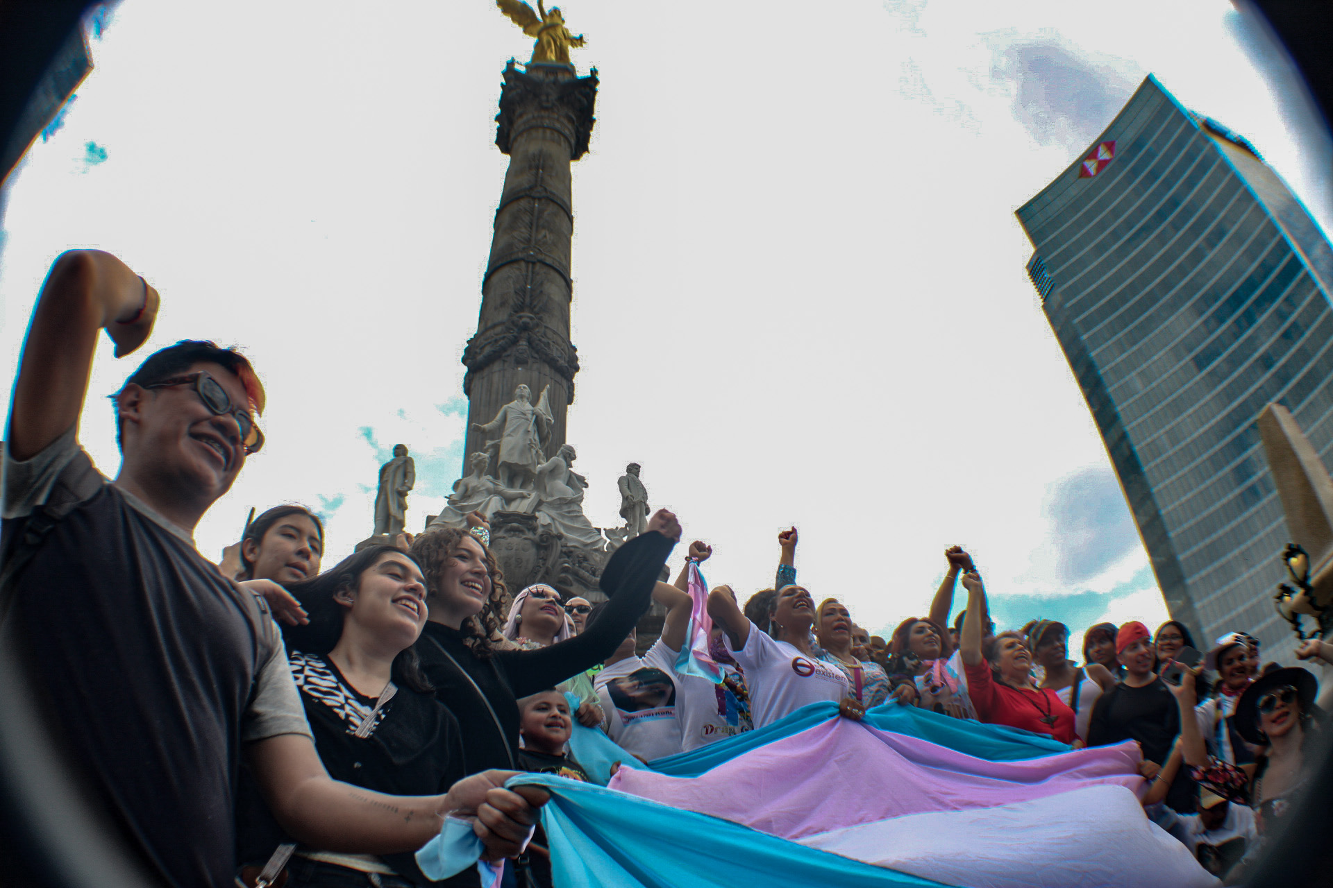 Con banderas en alto, comunidad trans al grito de "¡si se pudo, si se pudo!" y "¡aquí está la resistencia trans!" reconoció la Ley Paola Buenrostro en el Ángel de la Independencia. Kenya Cuevas, en un acto de reivindicación por los derechos humanos, enfatizó la importancia de no celebrar, sino de evidenciar el avance logrado.