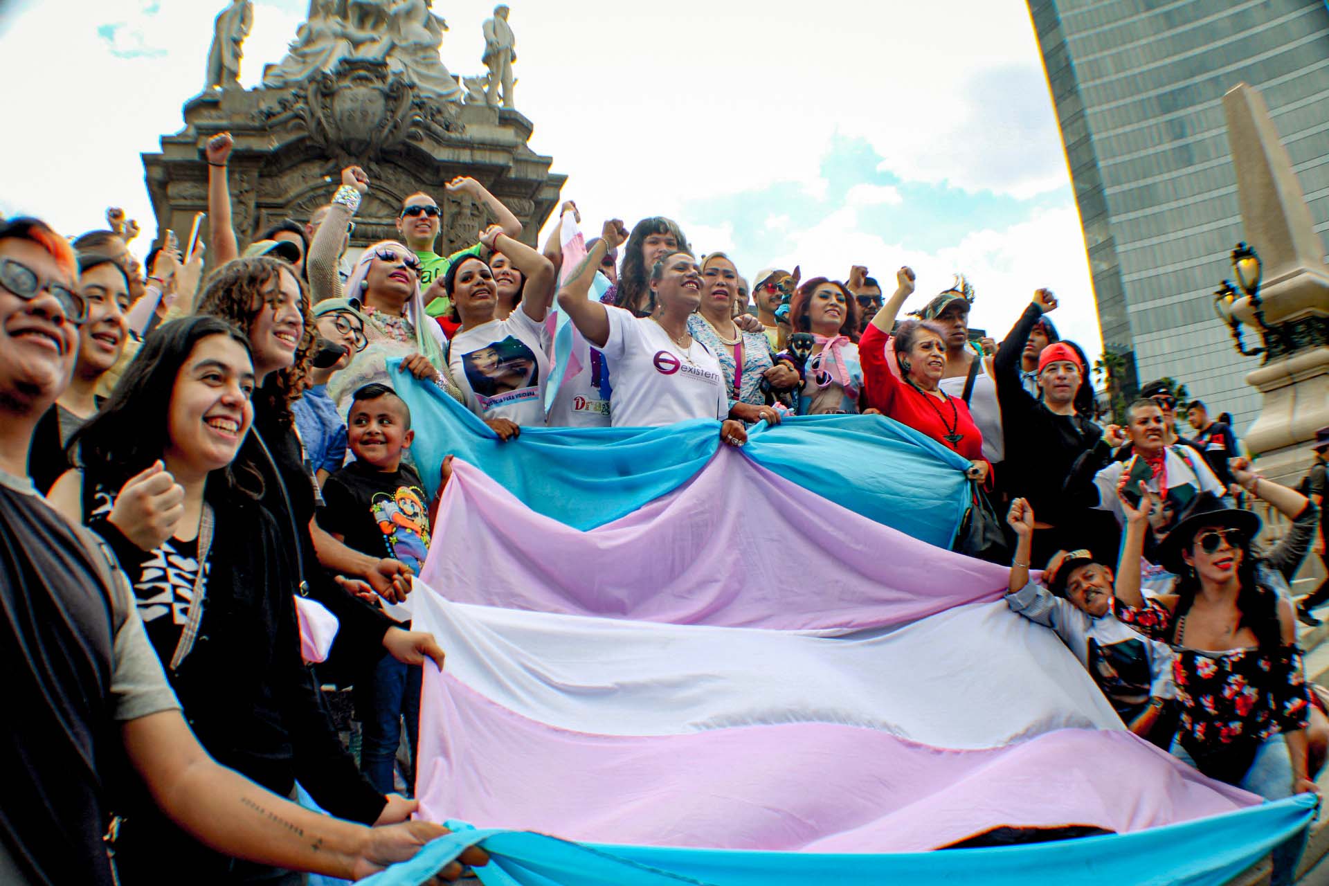 Con banderas en alto, comunidad trans al grito de "¡si se pudo, si se pudo!" y "¡aquí está la resistencia trans!" reconoció la Ley Paola Buenrostro en el Ángel de la Independencia. Kenya Cuevas, en un acto de reivindicación por los derechos humanos, enfatizó la importancia de no celebrar, sino de evidenciar el avance logrado.